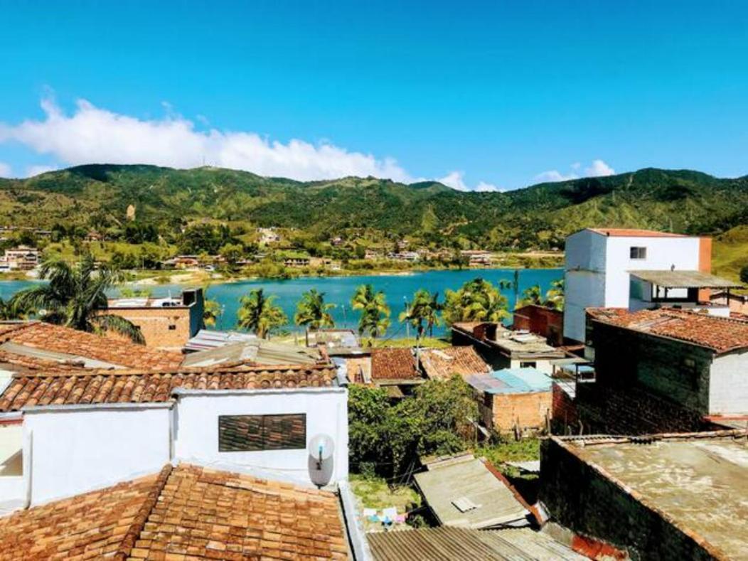 Aptos Vista Al Embalse, Frente Al Lago, Restaurantes, Bares Гуатапе Экстерьер фото